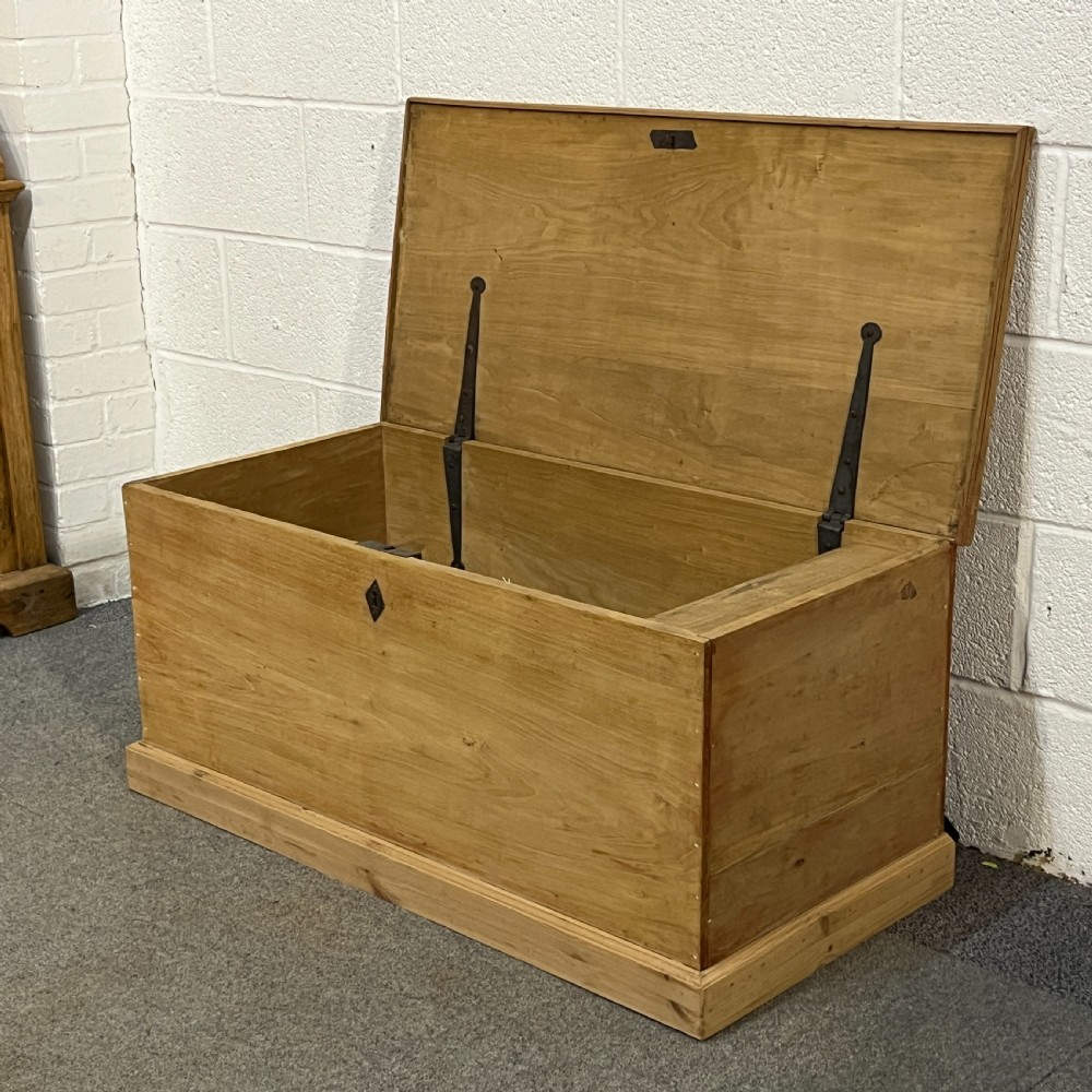 Victorian Blanket Chest View V