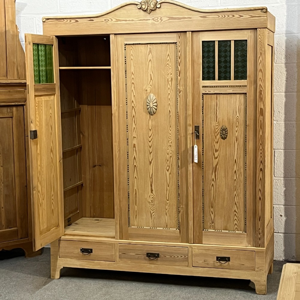 Large German Triple 1930’s Pine Wardrobe (Dismantles) View VII