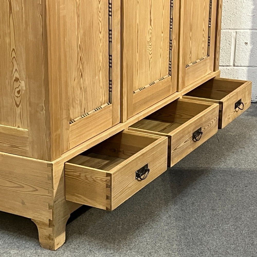 Large German Triple 1930’s Pine Wardrobe (Dismantles) View XII