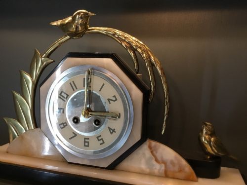 A FRENCH ART DECO MANTEL CLOCK - ADDITIONAL PHOTO 3