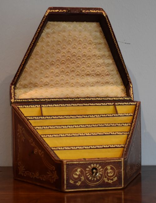 FINE VICTORIAN TOOLED LEATHER STATIONERY BOX - ADDITIONAL PHOTO 6