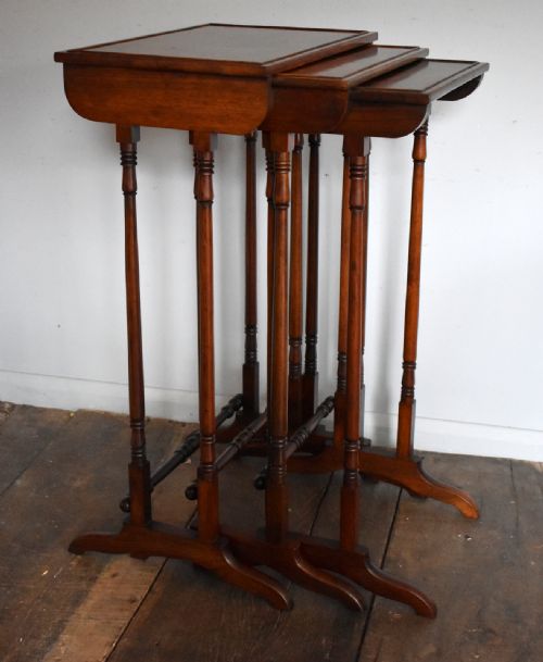 VICTORIAN ROSEWOOD NEST OF THREE TABLES - ADDITIONAL PHOTO 4