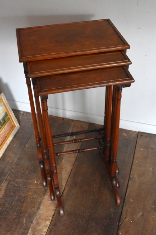 VICTORIAN ROSEWOOD NEST OF THREE TABLES - ADDITIONAL PHOTO 10