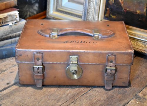 fine and unusual small leather suitcase - CATEGORY: ANTIQUE MISCELLANEOUS - DATED 1920