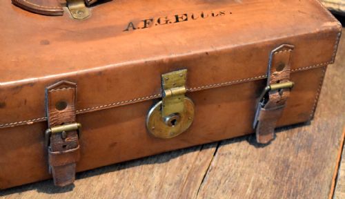FINE AND UNUSUAL SMALL LEATHER SUITCASE - ADDITIONAL PHOTO 3