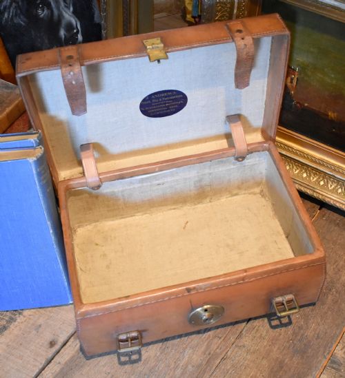 FINE AND UNUSUAL SMALL LEATHER SUITCASE - ADDITIONAL PHOTO 6