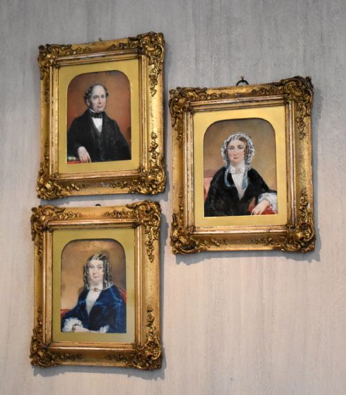 A FINE SET OF THREE FAMILY MINIATURES - ADDITIONAL PHOTO 1