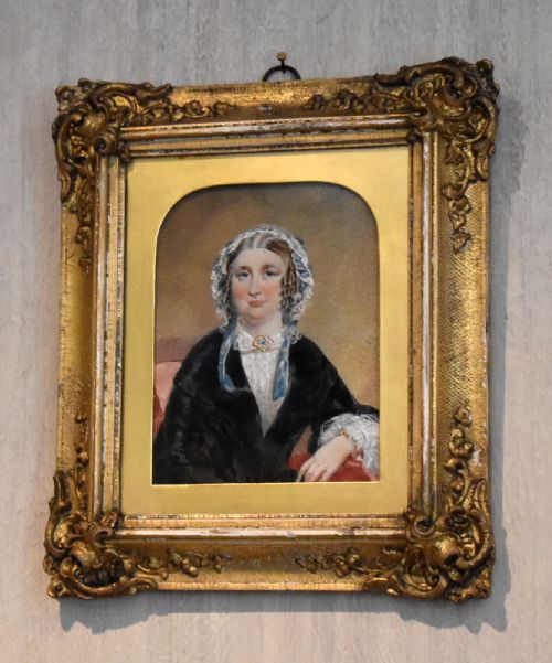 A FINE SET OF THREE FAMILY MINIATURES - ADDITIONAL PHOTO 2