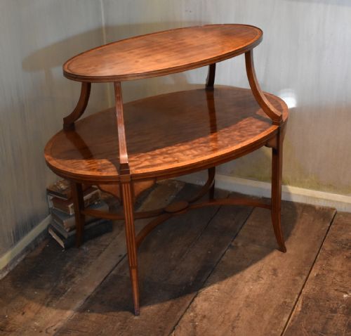 FINE FIDDLEBACK MAHOGANY ETAGERE TABLE - ADDITIONAL PHOTO 1