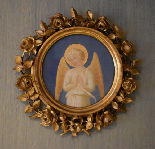 ANGEL PAINTING AFTER FRA ANGELICO IN GILTWOOD FRAME - ADDITIONAL PHOTO 2