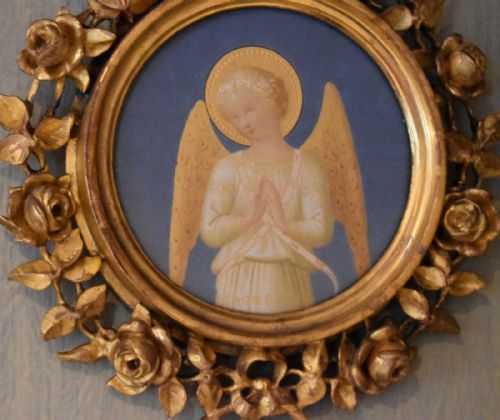 ANGEL PAINTING AFTER FRA ANGELICO IN GILTWOOD FRAME - ADDITIONAL PHOTO 4