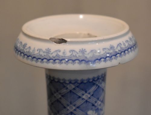 UNUSUAL PAIR OF BLUE AND WHITE CANDLESTICKS - ADDITIONAL PHOTO 3