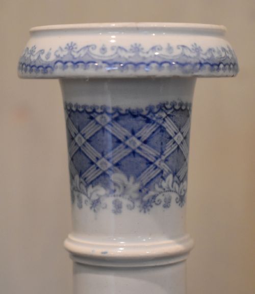 UNUSUAL PAIR OF BLUE AND WHITE CANDLESTICKS - ADDITIONAL PHOTO 5