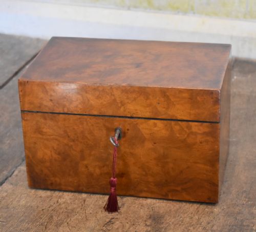 fine london made bur walnut tea caddy - CATEGORY: ANTIQUE BOXES - DATED 1850