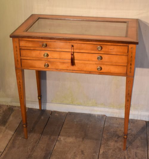 LATE GEORGIAN SATINWOOD BIJOUTERIE TABLE - ADDITIONAL PHOTO 1
