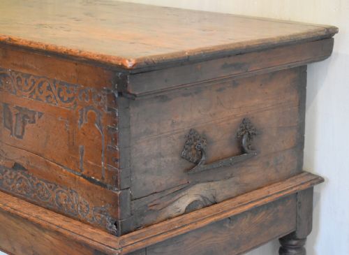 ITALIAN RENAISSANCE CEDAR BOX ON LATER STAND - ADDITIONAL PHOTO 2