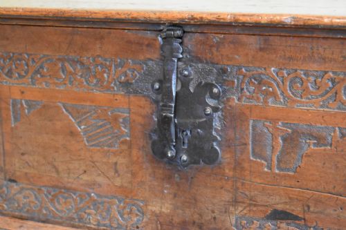 ITALIAN RENAISSANCE CEDAR BOX ON LATER STAND - ADDITIONAL PHOTO 4