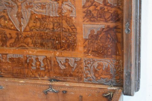 ITALIAN RENAISSANCE CEDAR BOX ON LATER STAND - ADDITIONAL PHOTO 8