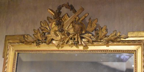 FINE QUALITY GILT WALL MIRROR WITH MUSICAL MOTIFS - ADDITIONAL PHOTO 2