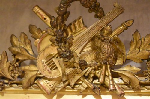 FINE QUALITY GILT WALL MIRROR WITH MUSICAL MOTIFS - ADDITIONAL PHOTO 3
