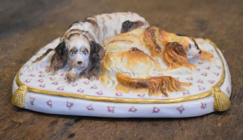 PORCELAIN GROUP OF SPANIELS ON A CUSHION - ADDITIONAL PHOTO 1