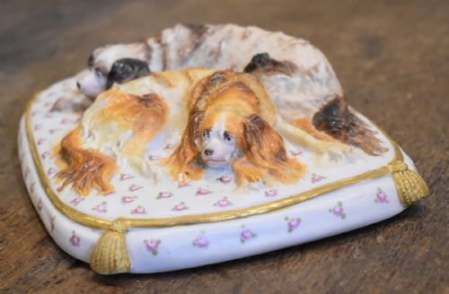 PORCELAIN GROUP OF SPANIELS ON A CUSHION - ADDITIONAL PHOTO 2