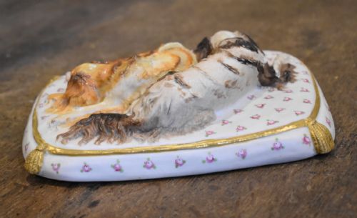 PORCELAIN GROUP OF SPANIELS ON A CUSHION - ADDITIONAL PHOTO 5