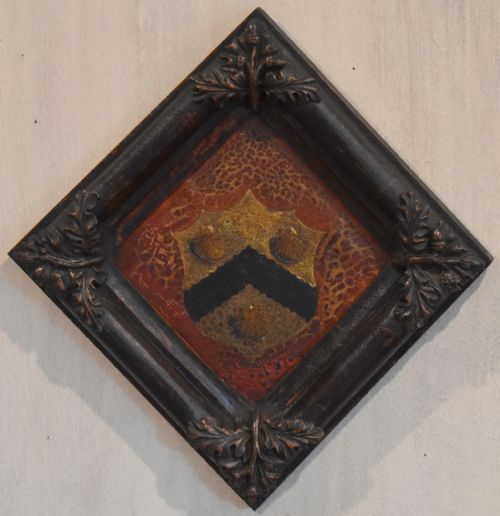 SMALL HERALDIC OIL PAINTING IN CARVED OAK FRAME - ADDITIONAL PHOTO 1