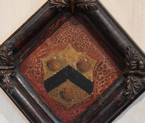 SMALL HERALDIC OIL PAINTING IN CARVED OAK FRAME - ADDITIONAL PHOTO 2