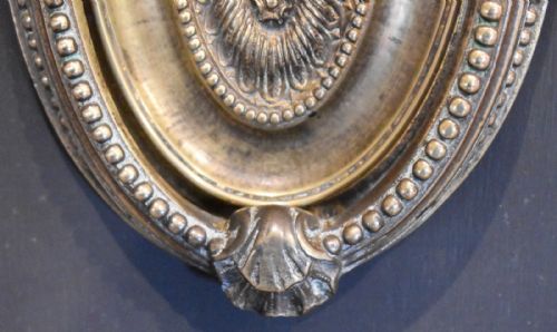 A FINE AND LARGE GEORGIAN DOOR KNOCKER - ADDITIONAL PHOTO 3
