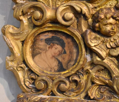 UNUSUAL TRIPTYCH OF WATERCOLOUR MINIATURES IN CARVED GILTWOOD FRAME - ADDITIONAL PHOTO 3