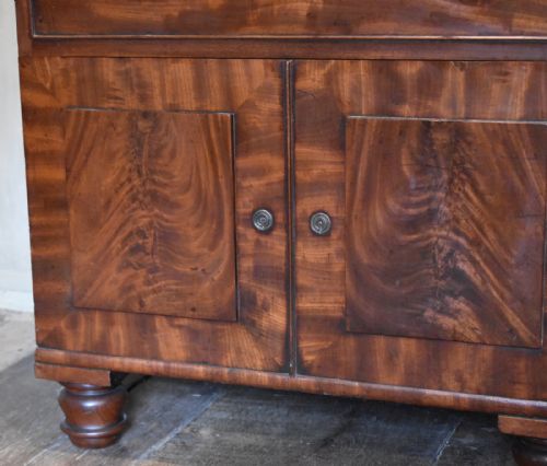 FINE QUALITY MAHOGANY COMMODE CHEST - ADDITIONAL PHOTO 2