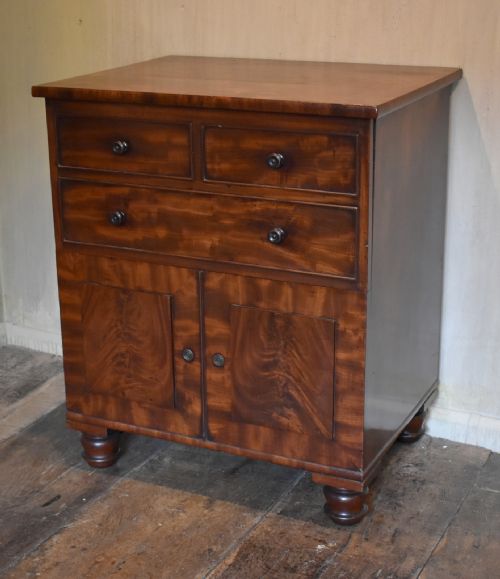 FINE QUALITY MAHOGANY COMMODE CHEST - ADDITIONAL PHOTO 3