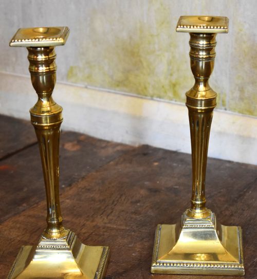 FINE PAIR OF GEORGIAN BRASS CANDLESTICKS - ADDITIONAL PHOTO 1