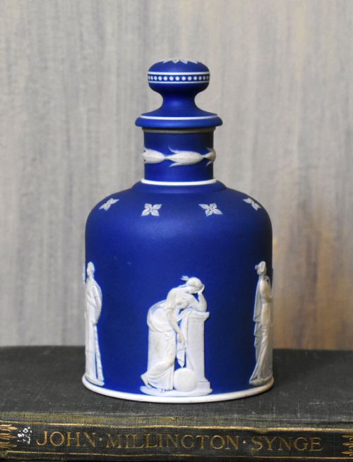 fine wedgwood jasperware perfume bottle - CATEGORY: ANTIQUE CERAMICS - DATED 1860