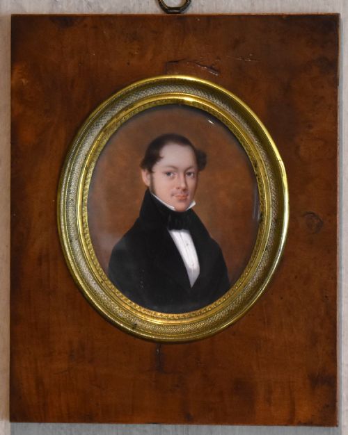 FINE FRENCH MINIATURE PORTRAIT OF A GENTLEMAN - ADDITIONAL PHOTO 1