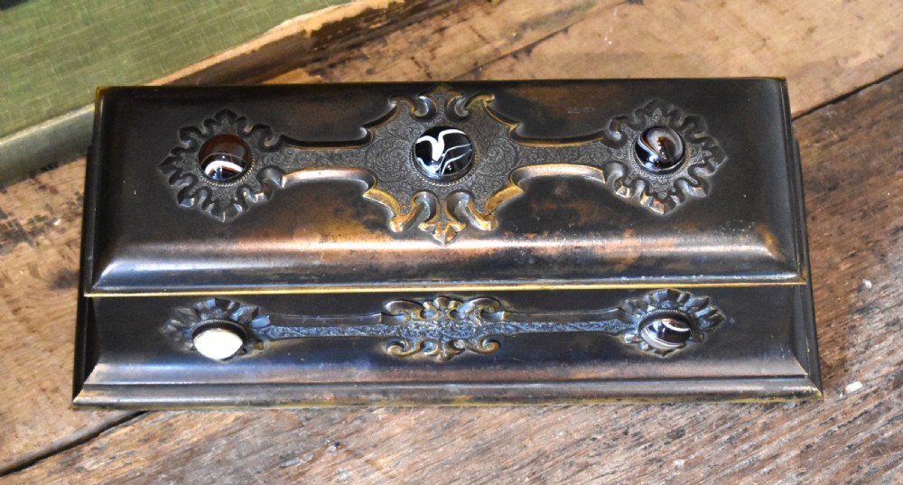 Fine Victorian agate mounted glove box View II