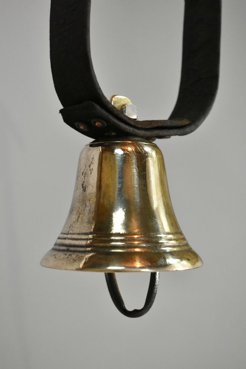 ANTIQUE PYRENEES MOUNTAIN COW BELL IN BRASS - ADDITIONAL PHOTO 2