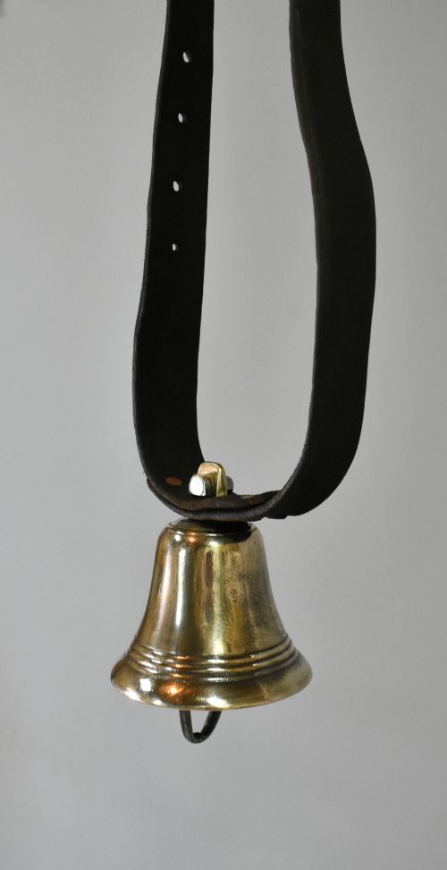 ANTIQUE PYRENEES MOUNTAIN COW BELL IN BRASS - ADDITIONAL PHOTO 3