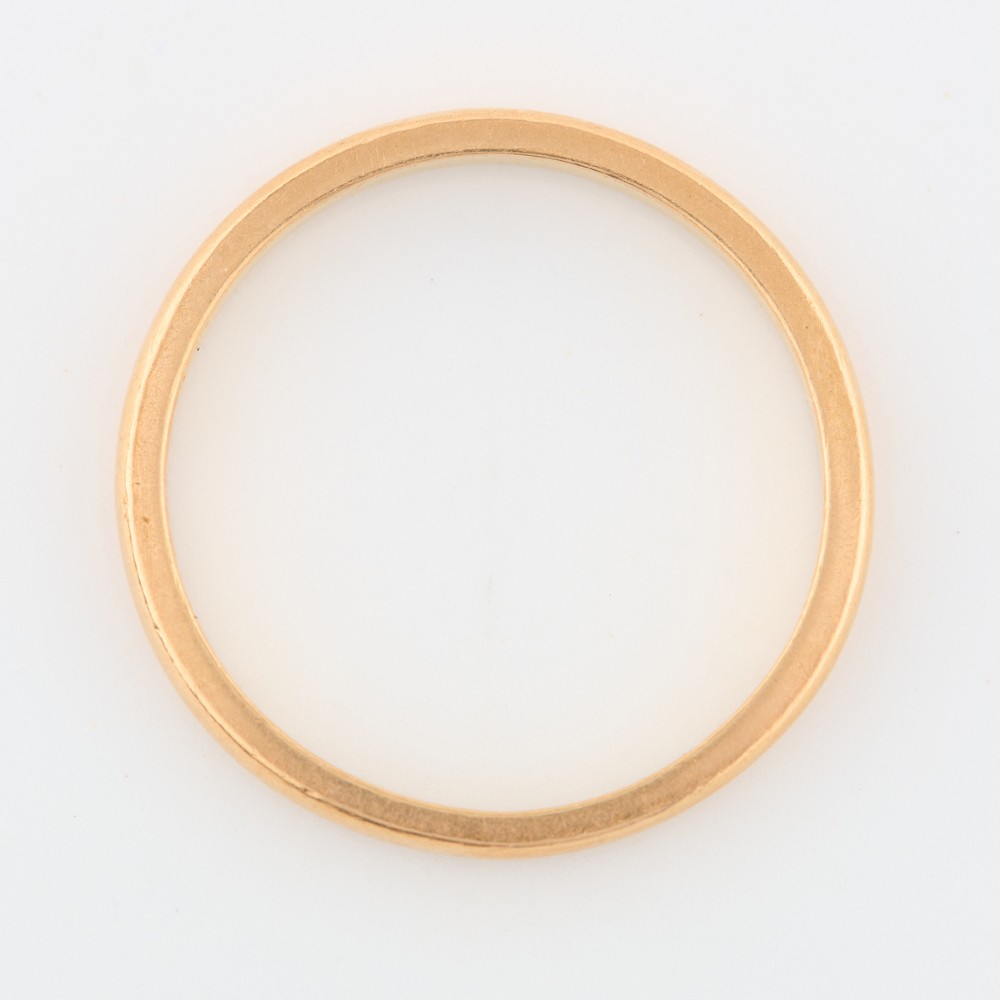 A plain 22ct yellow gold wedding band displaying a polished surface and classic rounded profile. View IV