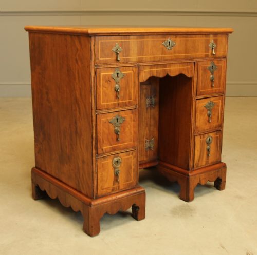 fig 1. 18TH CENTURY WALNUT KNEEHOLE DESK