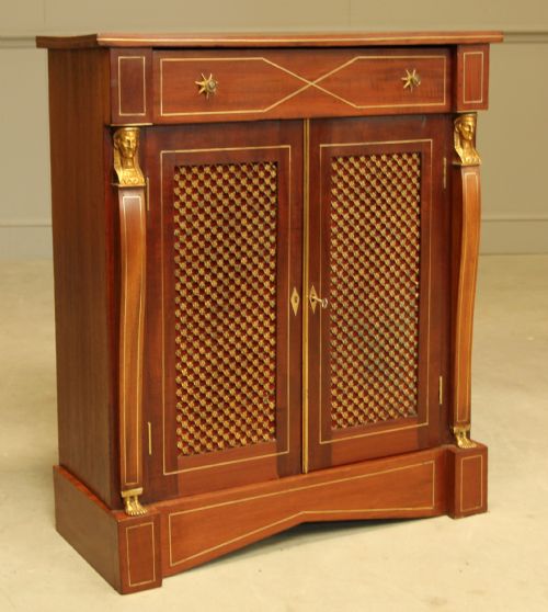 fig 1. A 19TH CENTURY MAHOGANY SIDE CABINET.