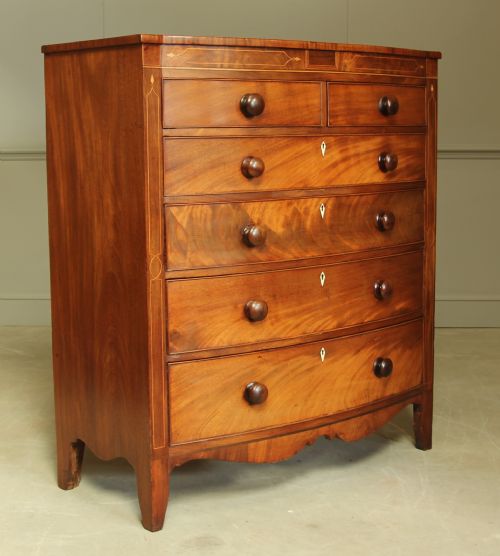 fig 1. A VICTORIAN MAHOGANY BOW FRONTED CHEST OF DRAWERS.