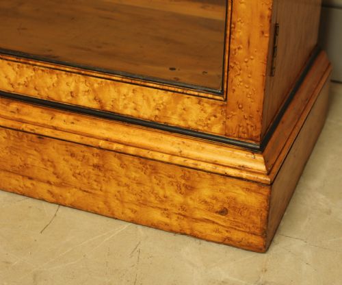 A VICTORIAN BIRD'S EYE MAPLE DISPLAY CABINET - ADDITIONAL PHOTO 8