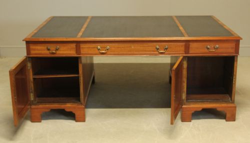 AN EARLY 20TH CENTURY MAHOGANY LARGE PARTNERS DESK - ADDITIONAL PHOTO 6