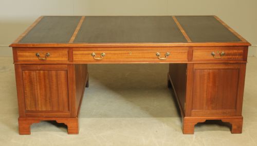 AN EARLY 20TH CENTURY MAHOGANY LARGE PARTNERS DESK - ADDITIONAL PHOTO 7