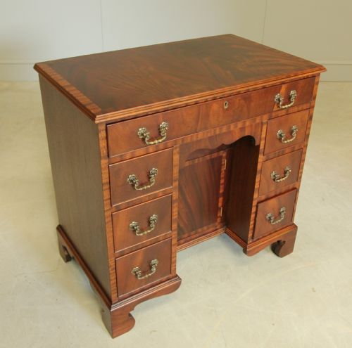 AN EARLY 20TH CENTURY MAHOGANY WRITING DESK - ADDITIONAL PHOTO 3