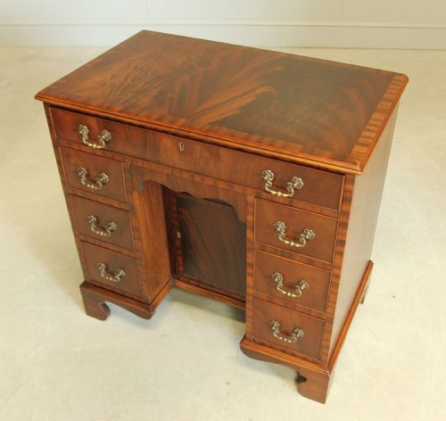 AN EARLY 20TH CENTURY MAHOGANY WRITING DESK - ADDITIONAL PHOTO 6