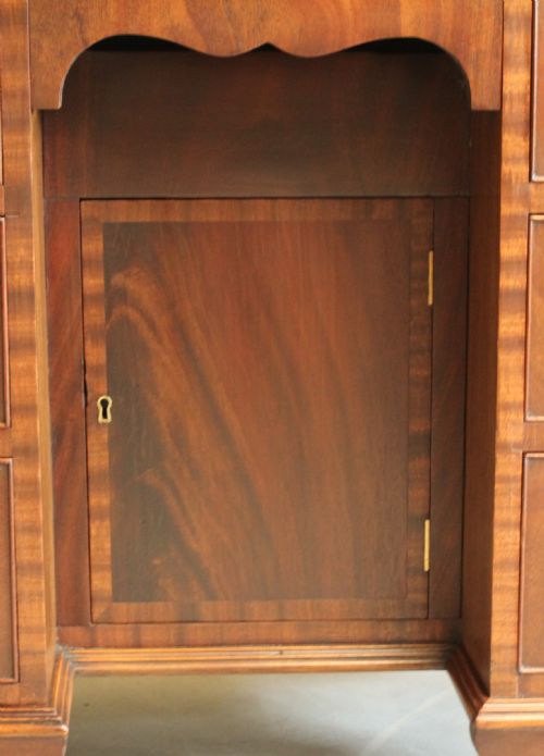 AN EARLY 20TH CENTURY MAHOGANY WRITING DESK - ADDITIONAL PHOTO 8