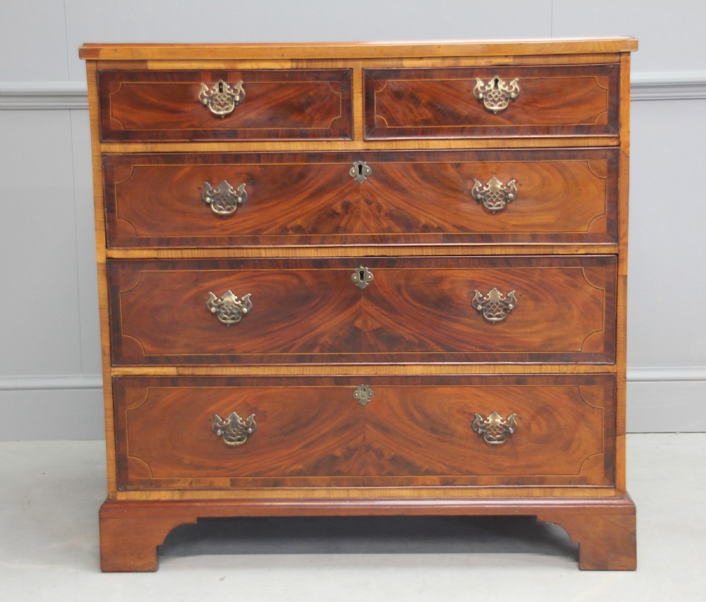 A Georgian mahogany chest of drawers 